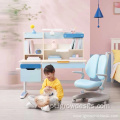 Criança em casa, mesa de estudo e cadeira